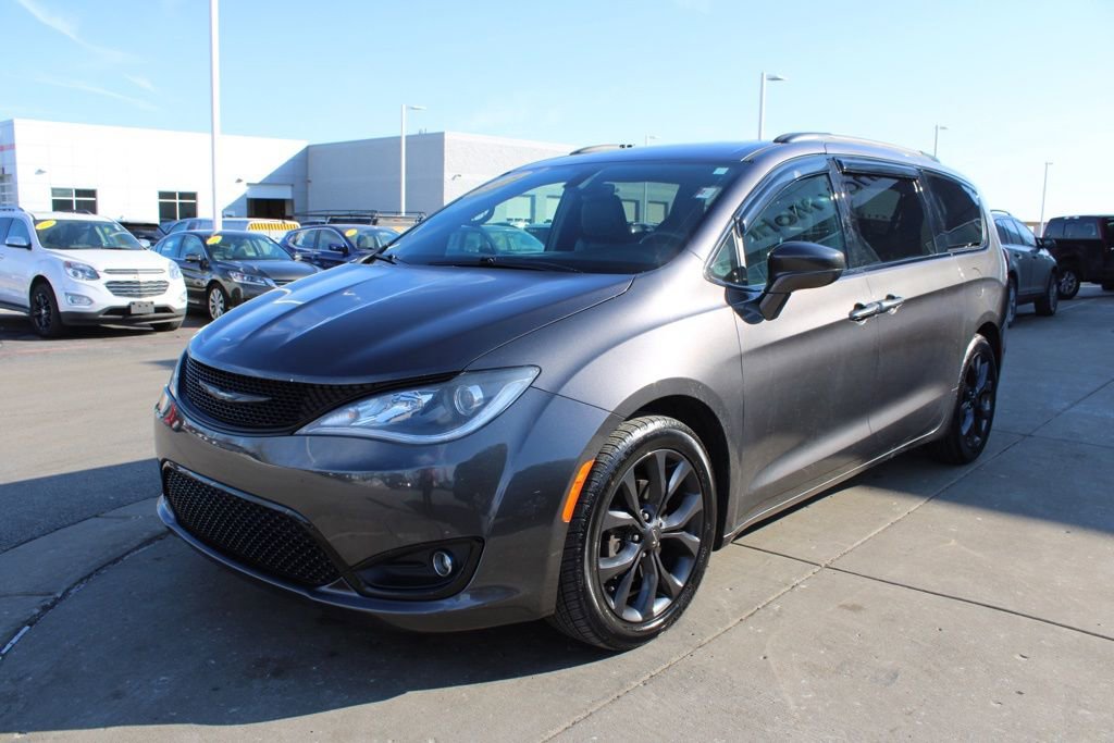 Used 2018 Chrysler Pacifica Touring-L w/ Premium Audio Group image 3