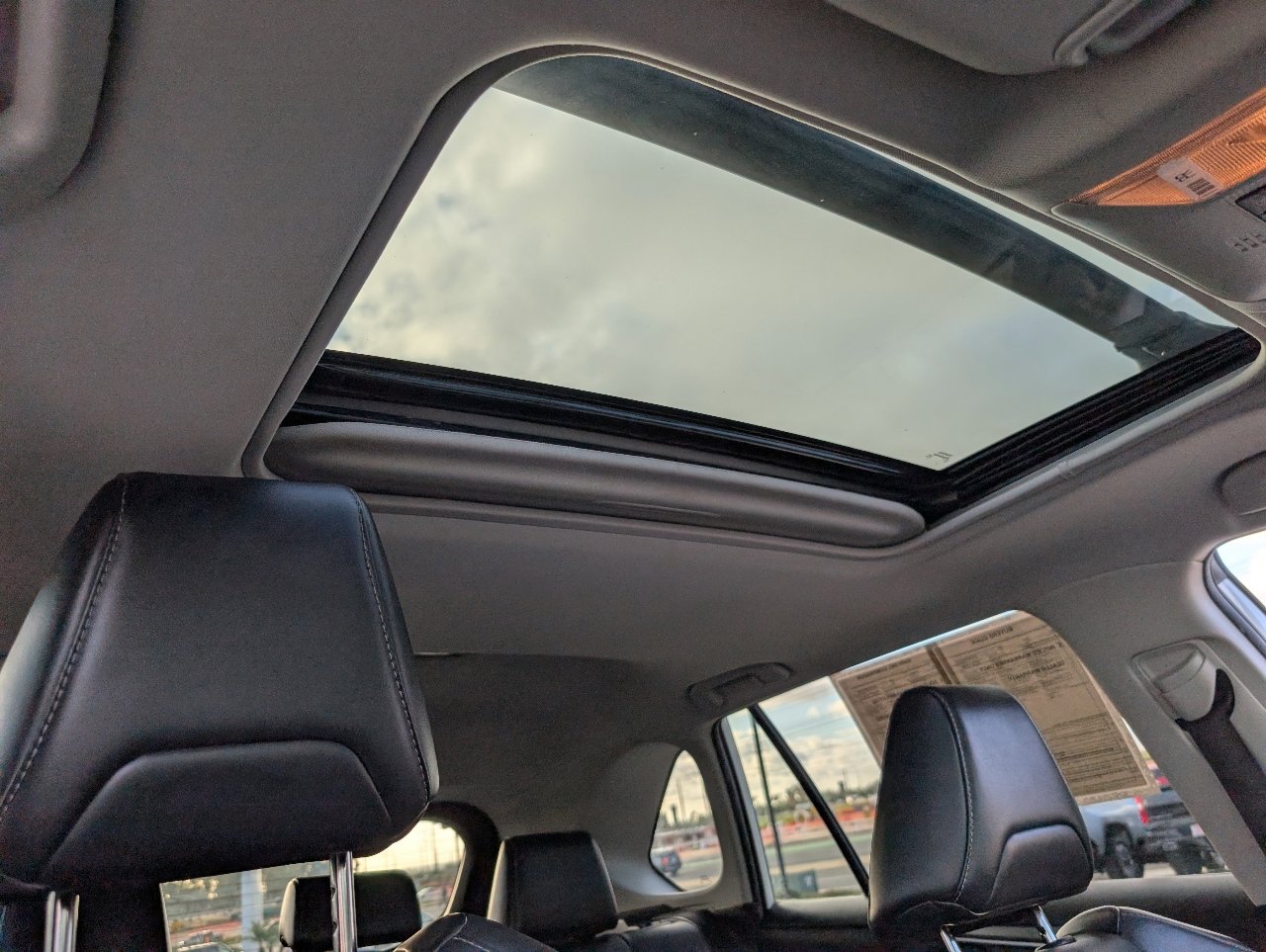 Used 2021 Toyota RAV4 XLE Premium image 3