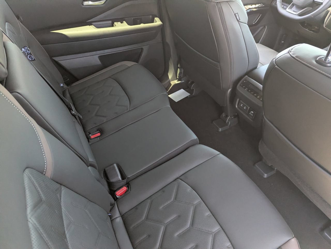 New 2026 Nissan Pathfinder Platinum w/ Accent Package FWD image 25