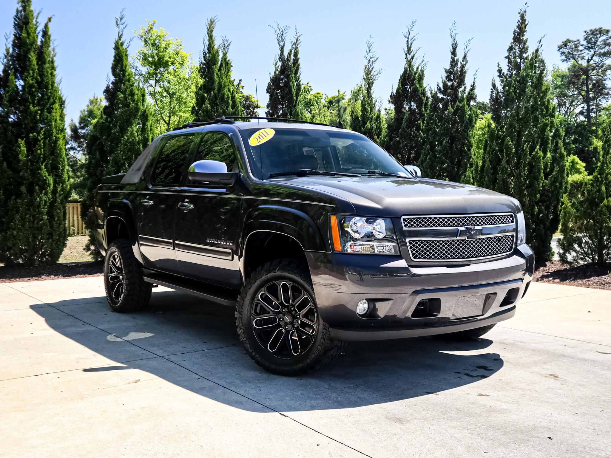 Used 2011 Chevrolet Avalanche LT w/ Regional Value Package image 2