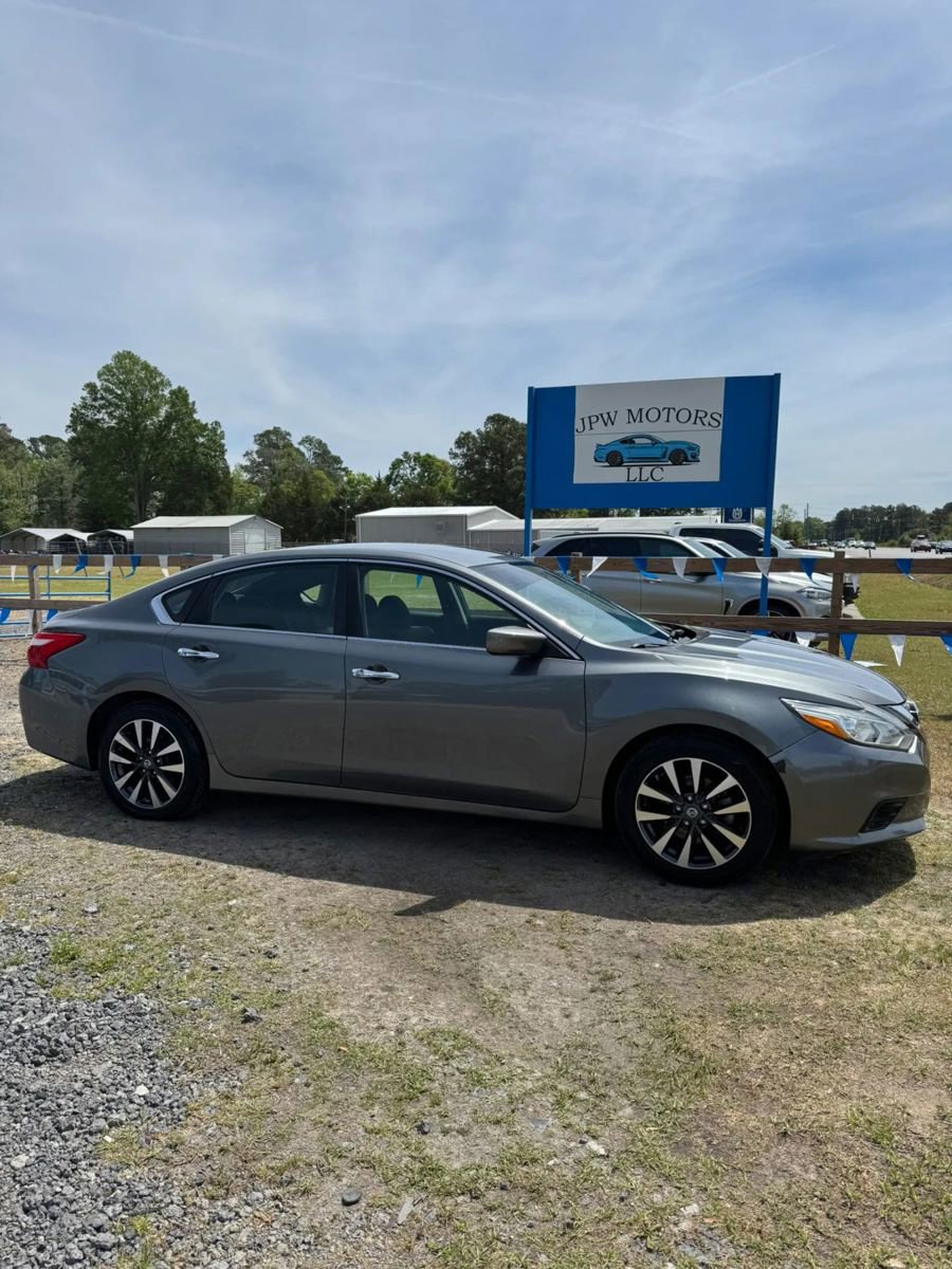 Used 2017 Nissan Altima 2.5 SV image 1