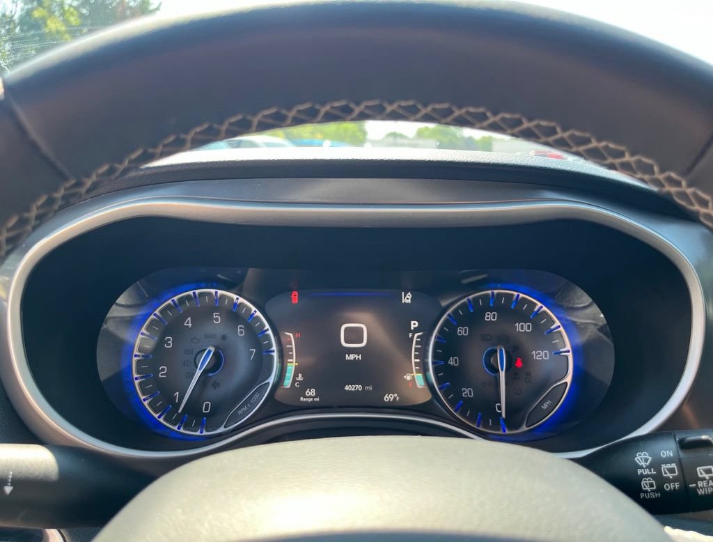Used 2025 Chrysler Pacifica Select FWD image 24