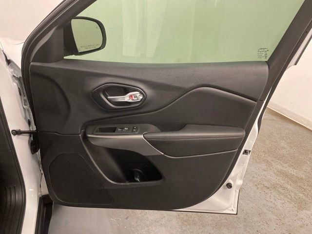 Used 2022 Jeep Cherokee Latitude Lux w/ Sun & Sound Group AWD/4WD image 26