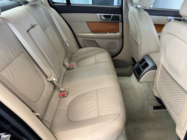 Used 2010 Jaguar XF Luxury RWD image 28