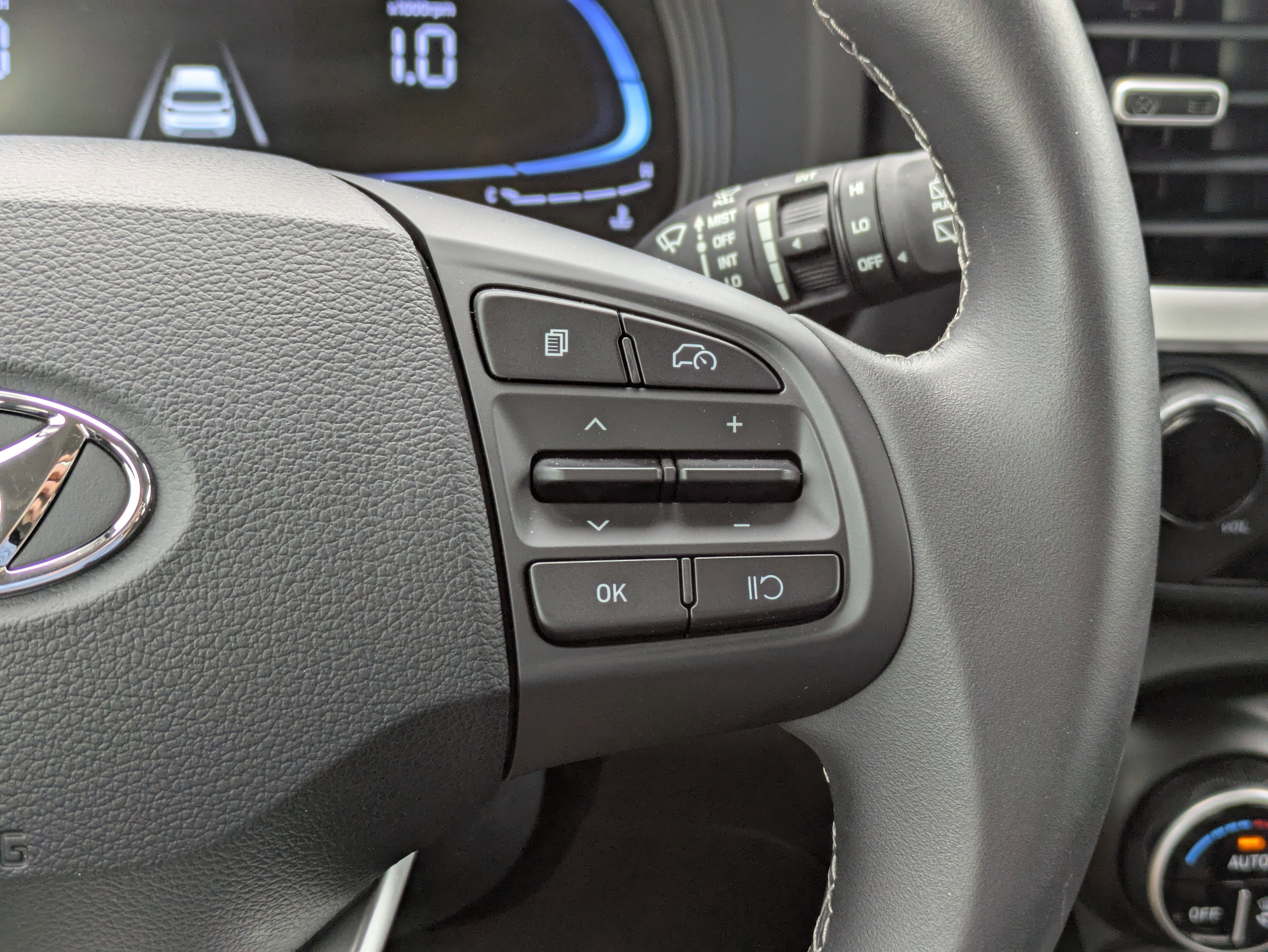 Certified 2025 Hyundai Venue SEL image 23