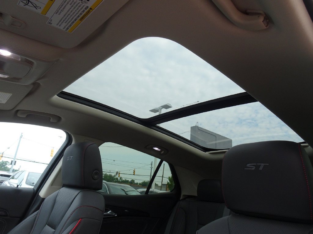 Used 2023 Buick Envision Essence w/ Sport Touring Package FWD image 11