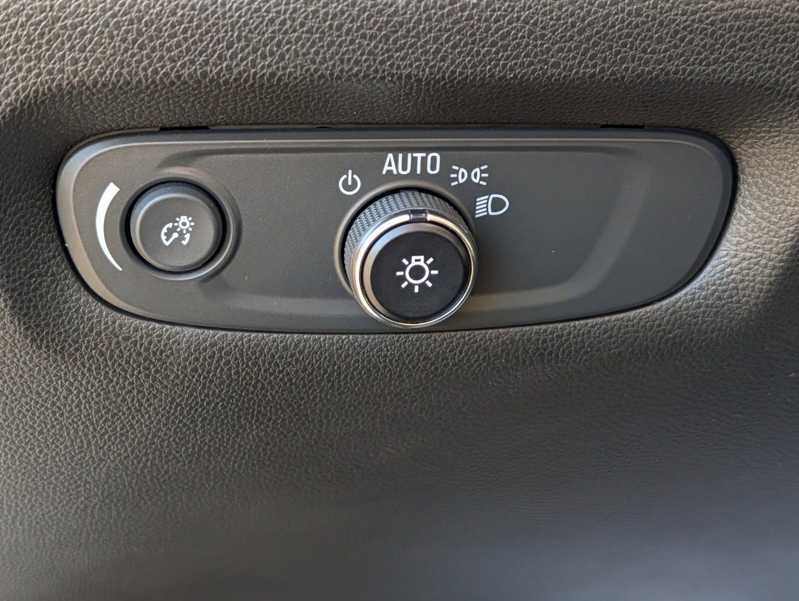 Used 2022 Chevrolet Traverse LT image 12