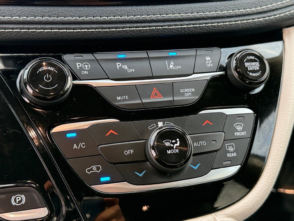 Used 2022 Chrysler Pacifica Touring-L w/ Uconnect Theater Family Group FWD image 23