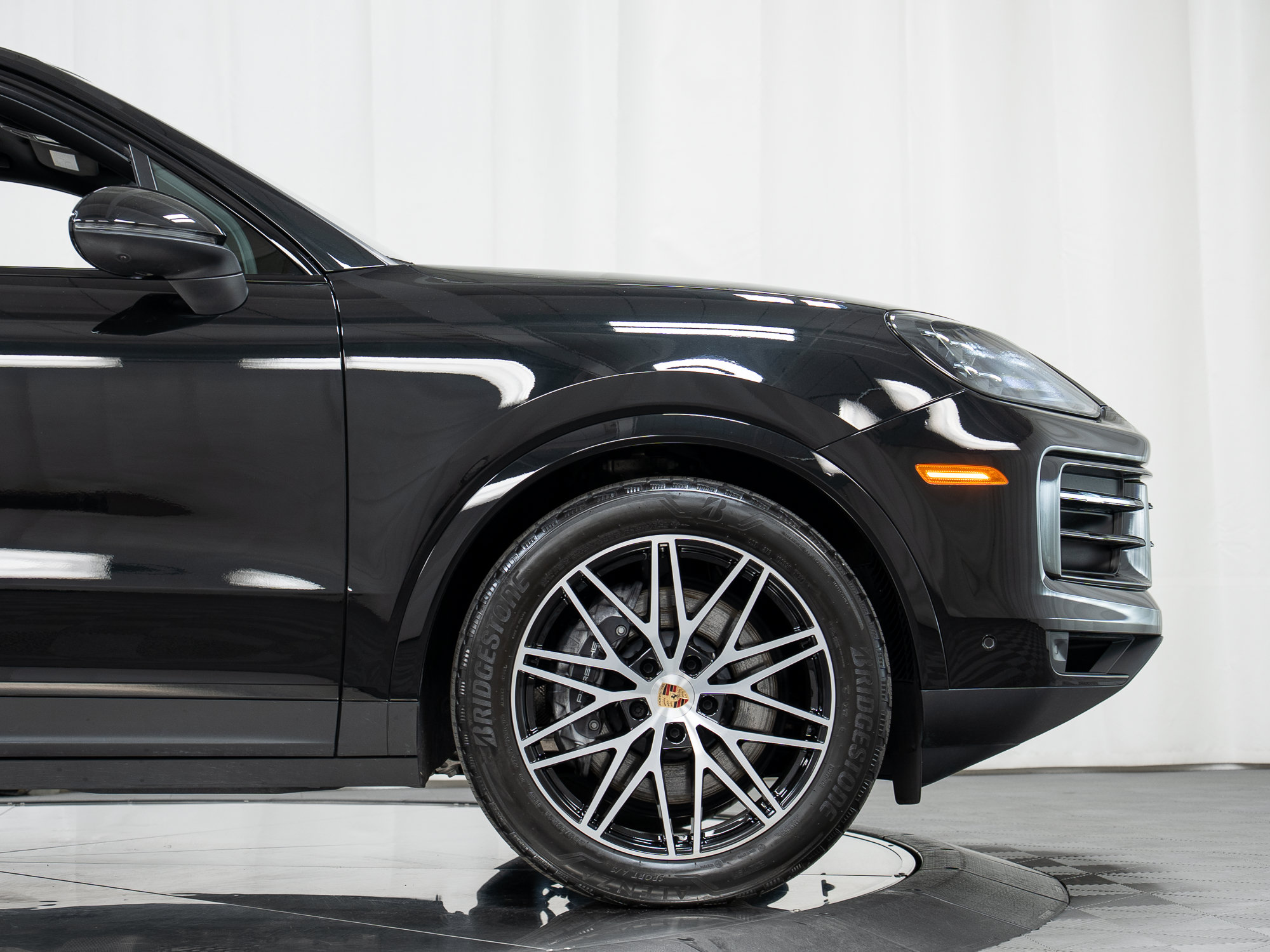 Used 2025 Porsche Cayenne AWD/4WD image 11
