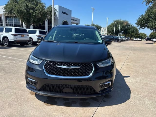 Used 2023 Chrysler Pacifica Touring-L FWD image 2