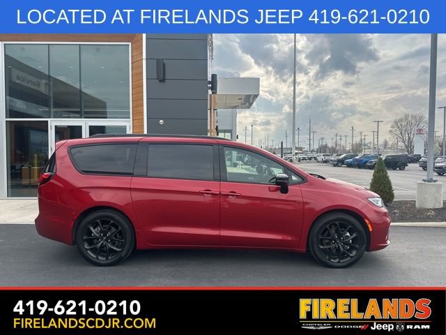 Used 2024 Chrysler Pacifica Limited w/ S Appearance Package FWD image 16