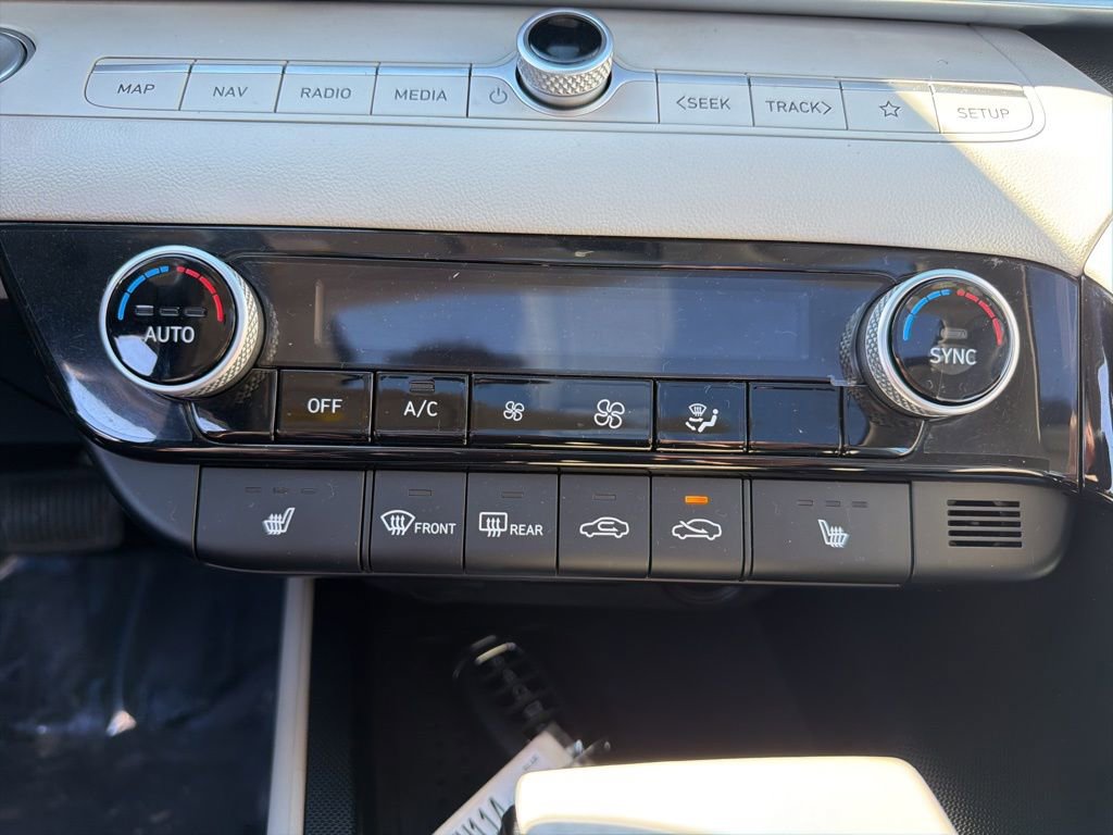 Used 2023 Hyundai Elantra Limited image 28