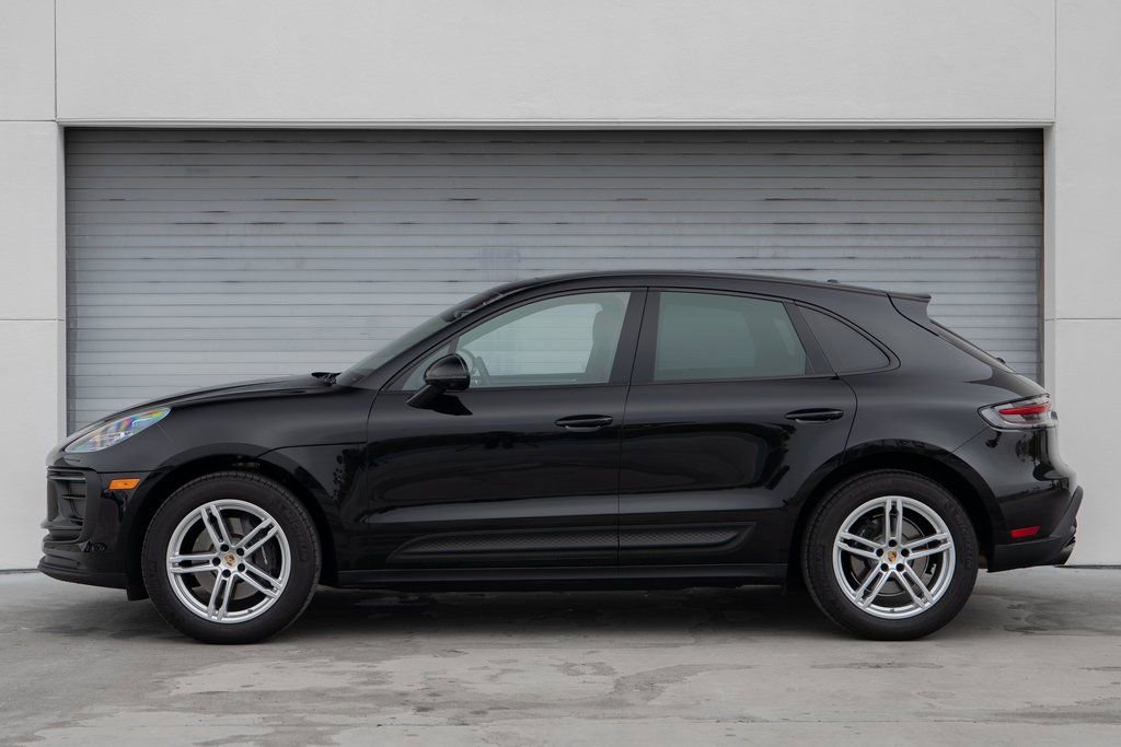 Certified 2025 Porsche Macan image 2