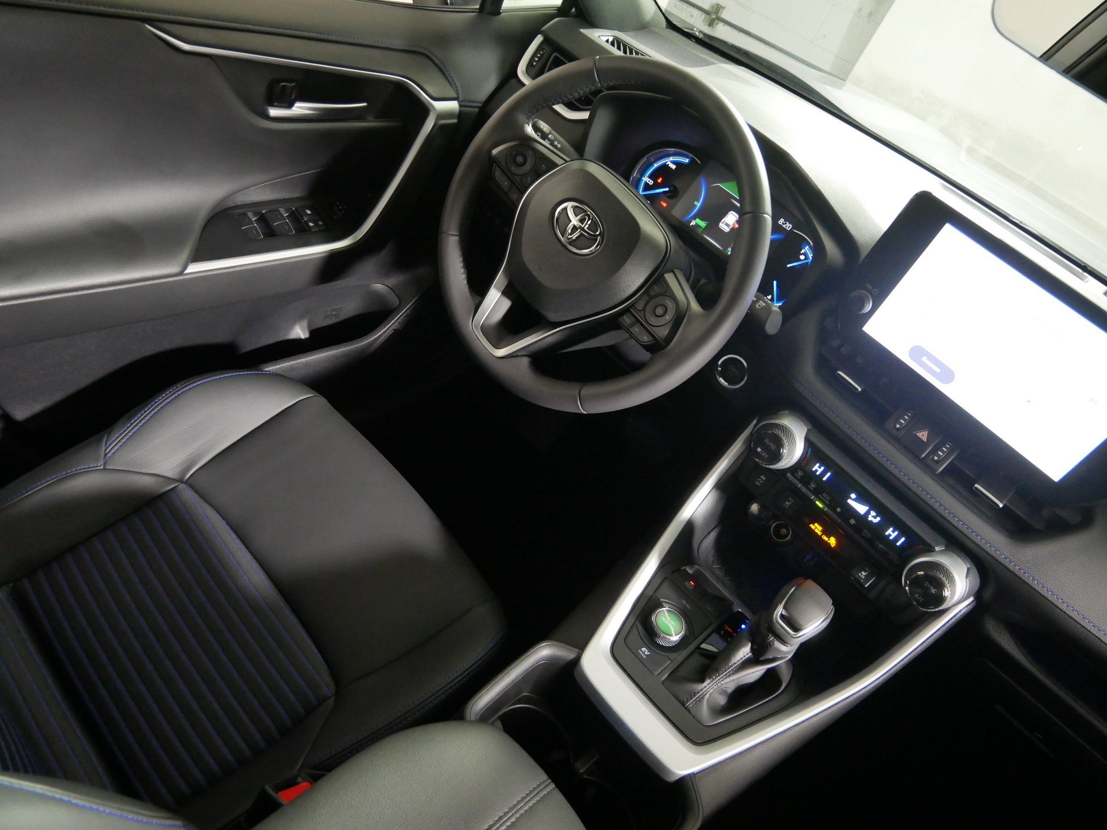 Used 2025 Toyota RAV4 XSE w/ Weather Package AWD/4WD image 9