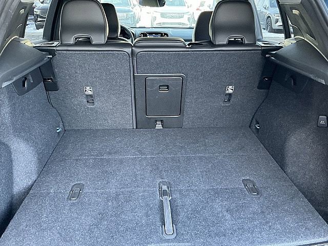 Used 2025 Volvo XC40 B5 Plus image 19