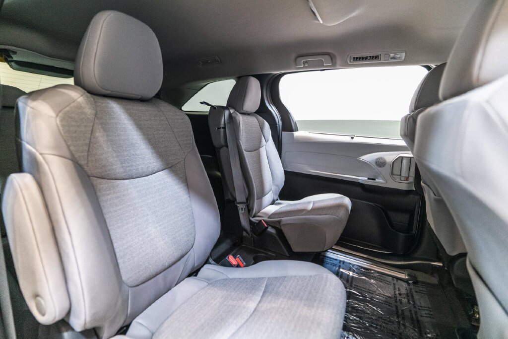 Certified 2025 Toyota Sienna LE FWD image 33