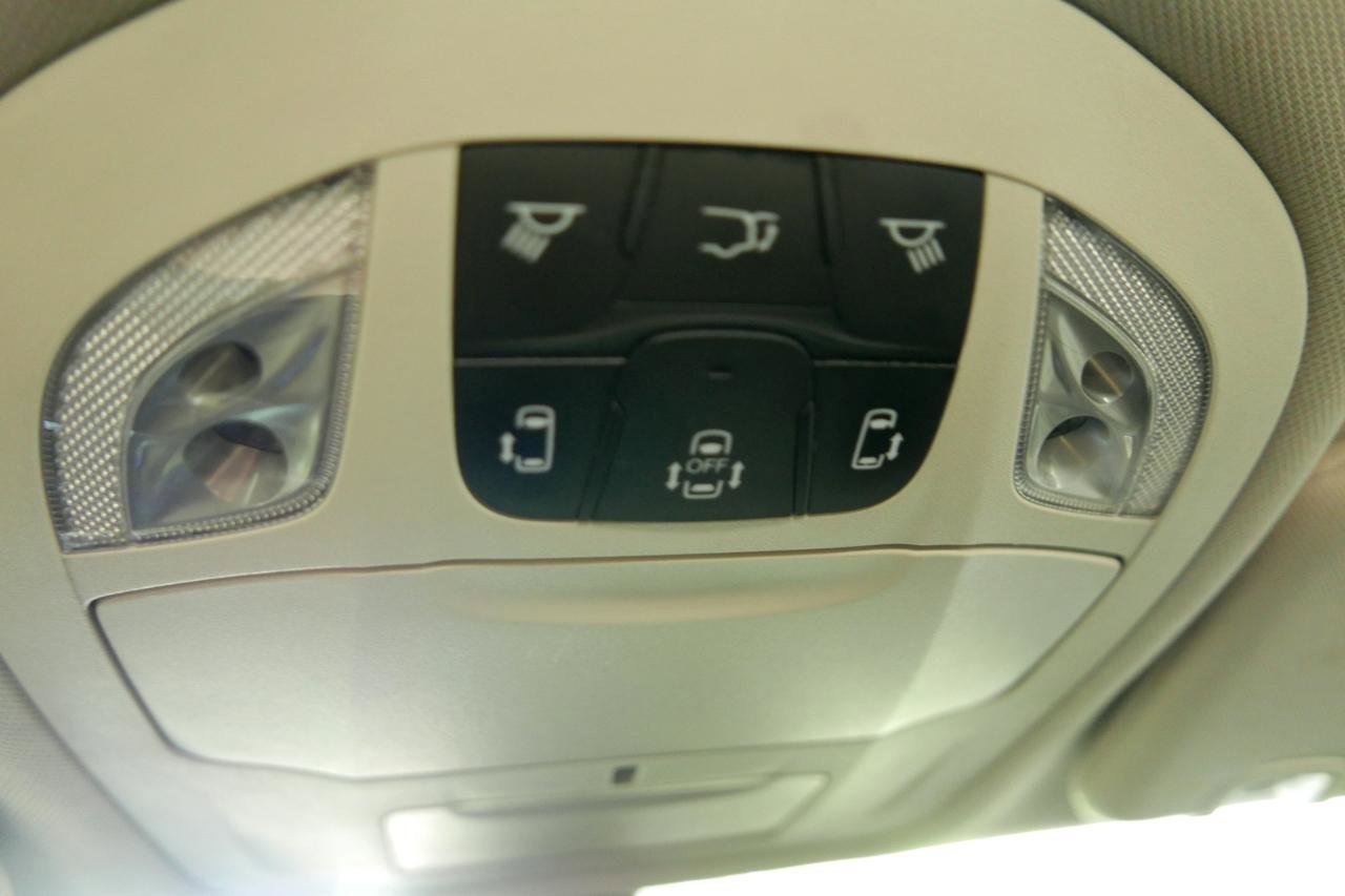 Used 2022 Chrysler Voyager LX FWD image 13