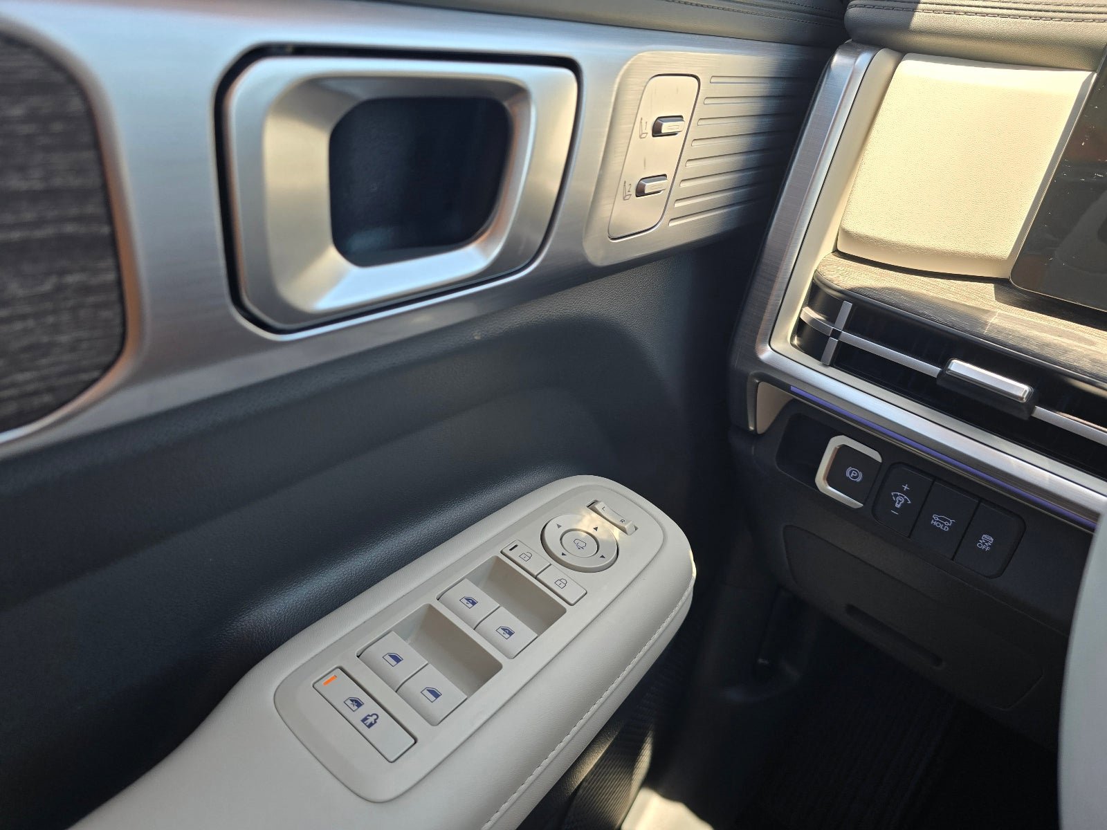 Certified 2024 Hyundai Santa Fe Limited AWD/4WD image 22