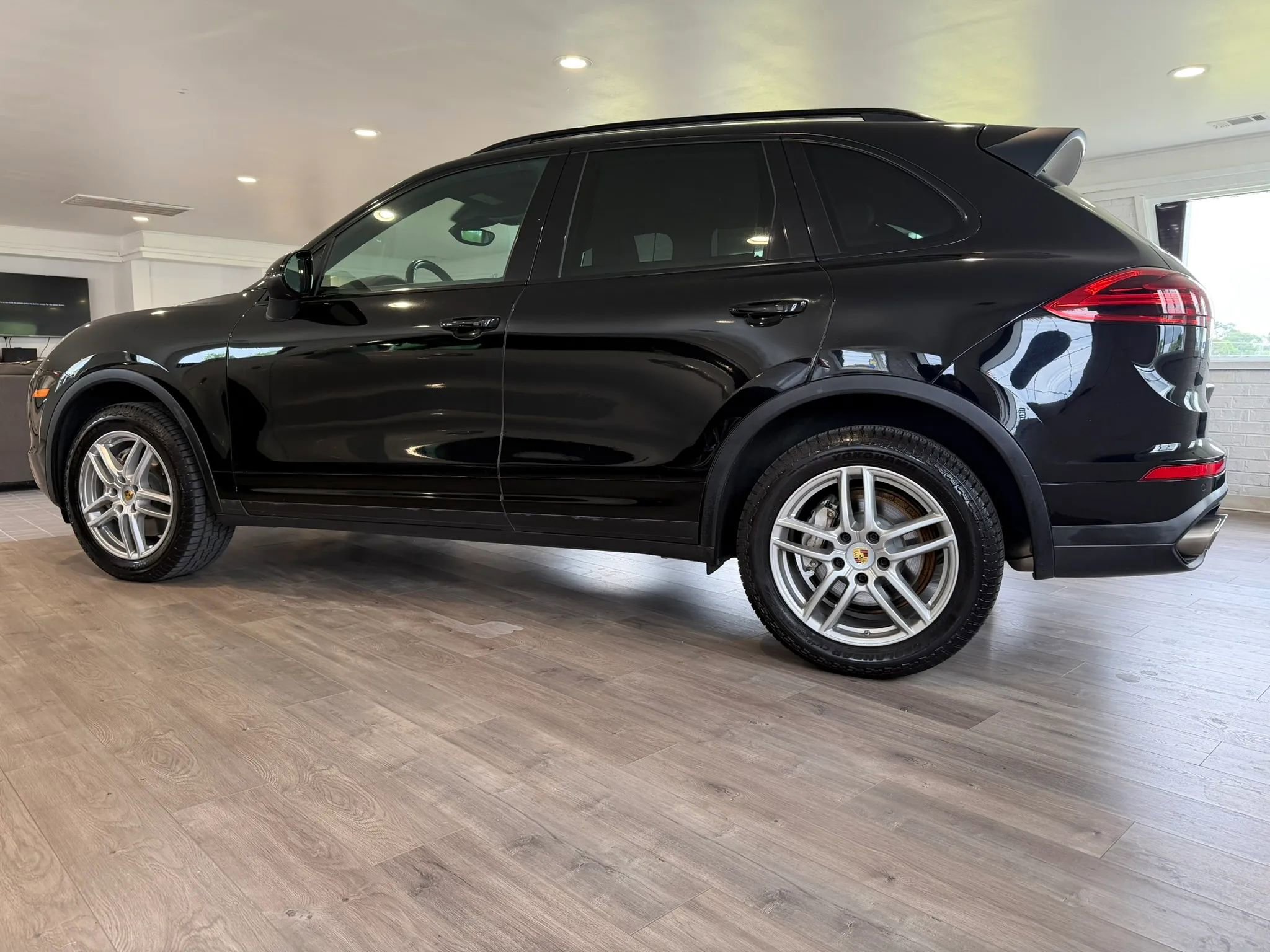 Used 2017 Porsche Cayenne S AWD/4WD image 2