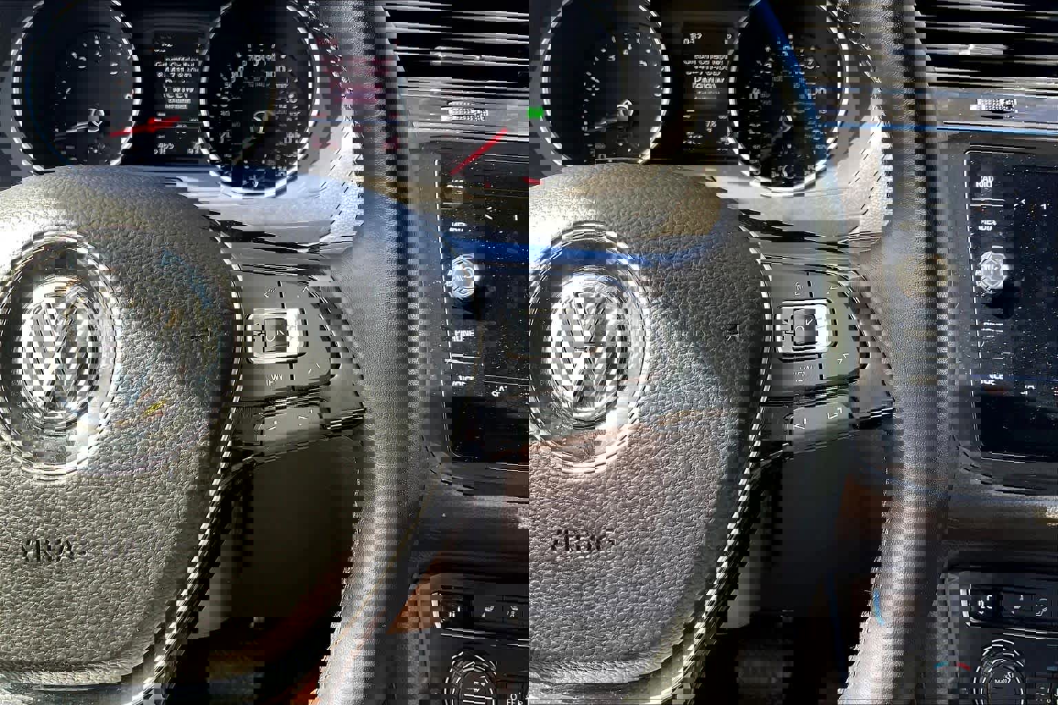 Used 2019 Volkswagen Tiguan SE w/ Panoramic Sunroof Package image 18