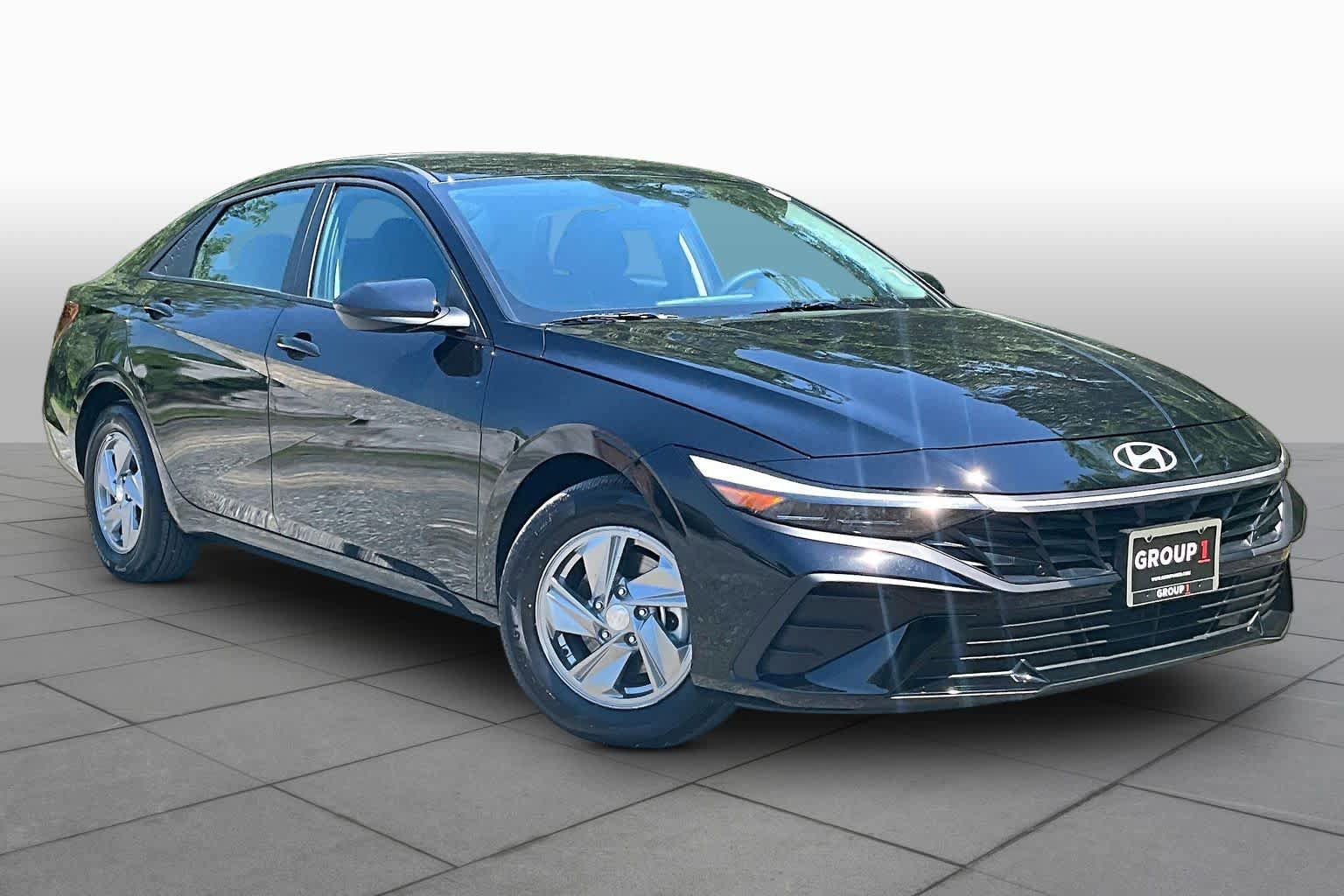 Used 2026 Hyundai Elantra SE FWD image 3