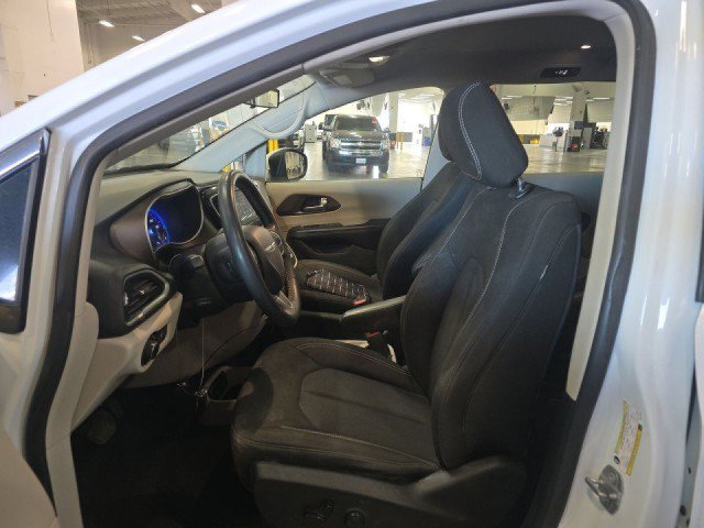 Used 2022 Chrysler Voyager LX FWD image 5