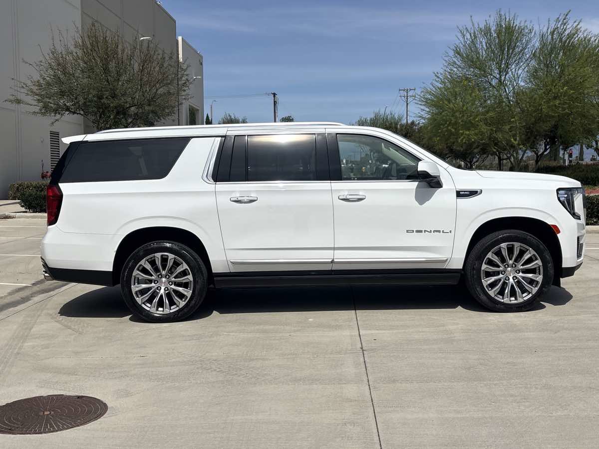 Used 2021 GMC Yukon XL Denali w/ Denali Ultimate Package image 2
