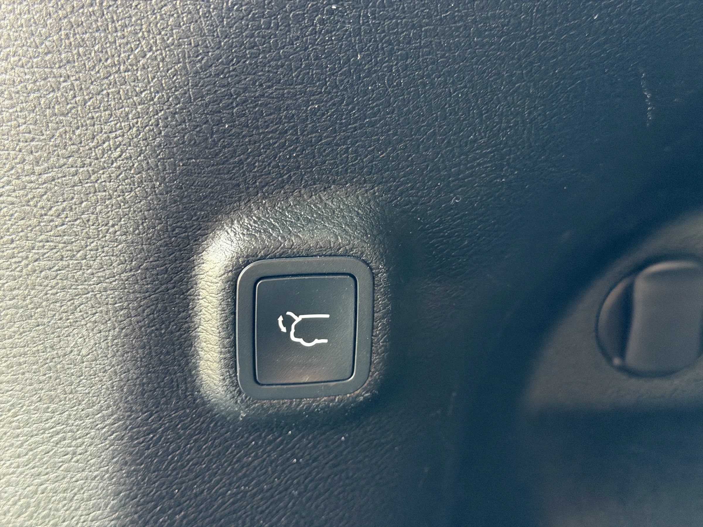 Used 2019 Jeep Cherokee Limited FWD image 28
