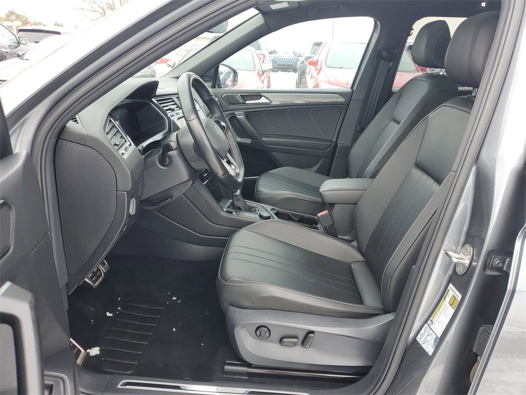 Used 2022 Volkswagen Tiguan SE R-Line image 12