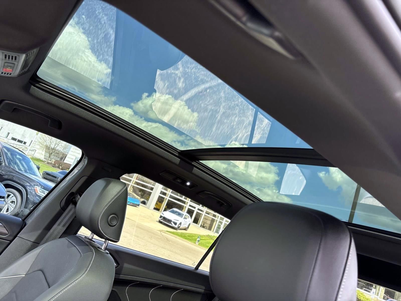 Used 2024 Volkswagen Tiguan SEL R-Line image 25