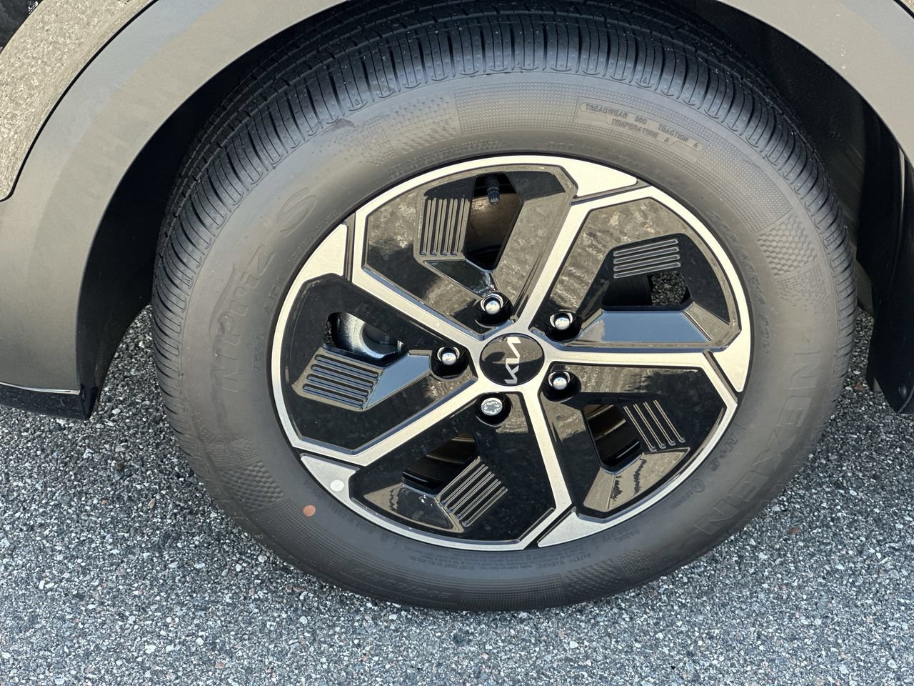 New 2026 Kia Niro EX FWD image 2