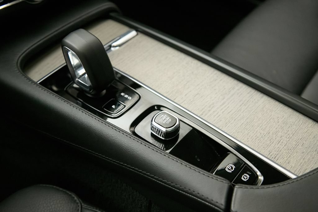 Certified 2025 Volvo V90 B6 Cross Country Plus AWD/4WD image 18