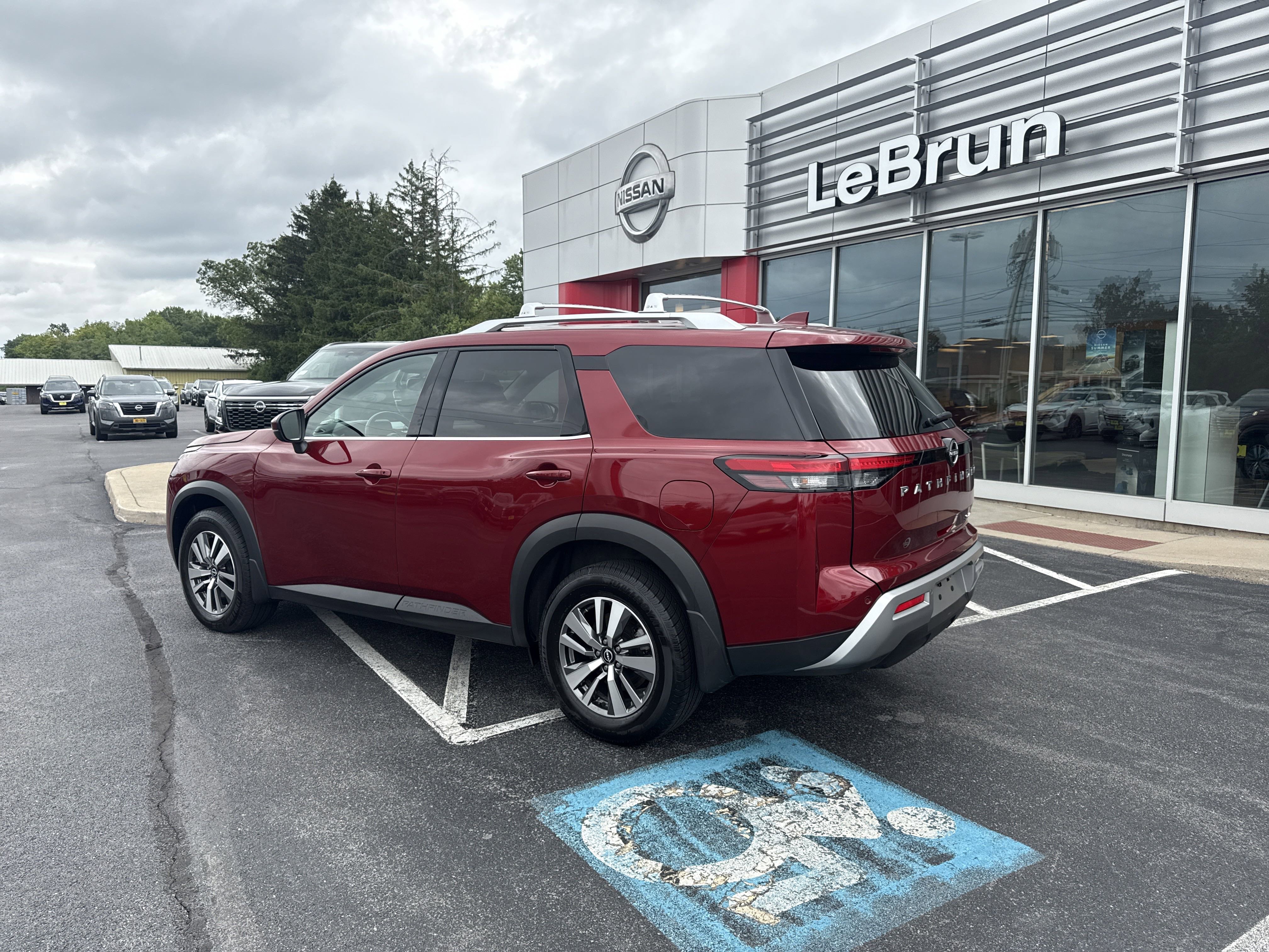 Used 2022 Nissan Pathfinder SL image 3