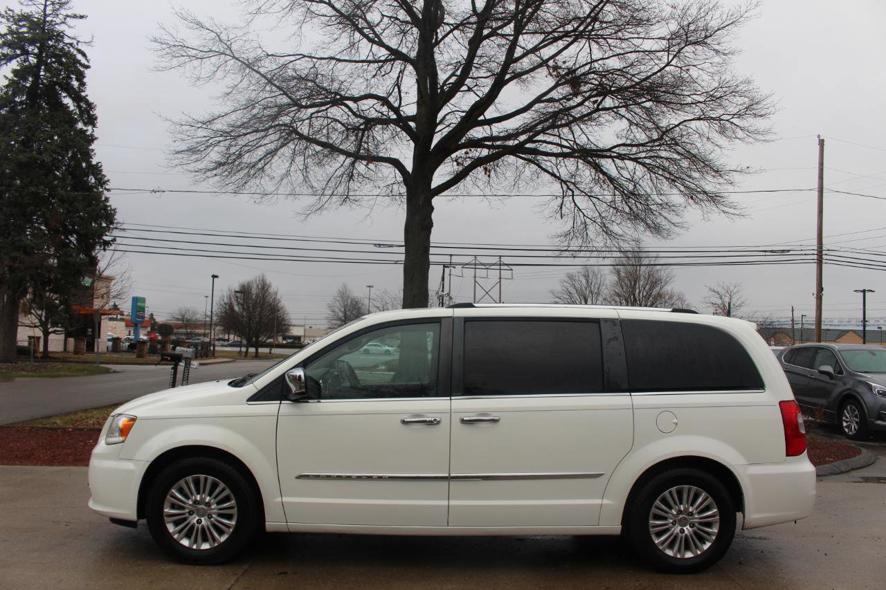 Used 2013 Chrysler Town & Country Limited w/ Trailer Tow Group FWD image 6