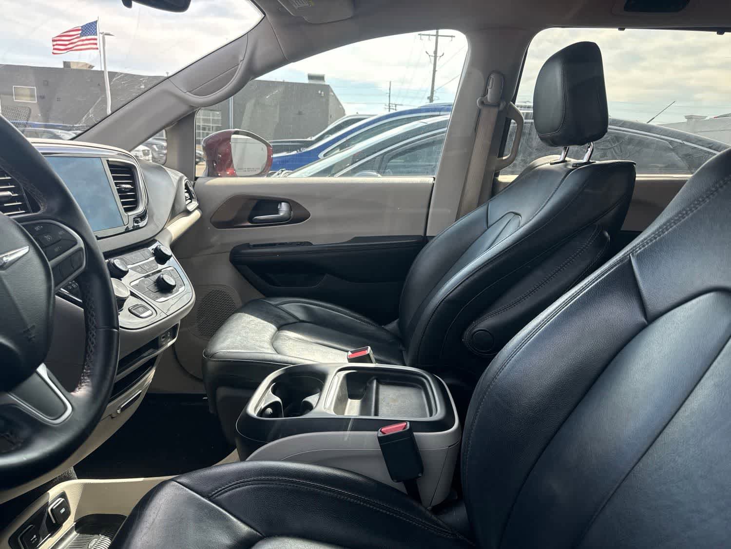 Used 2017 Chrysler Pacifica Touring-L FWD image 28