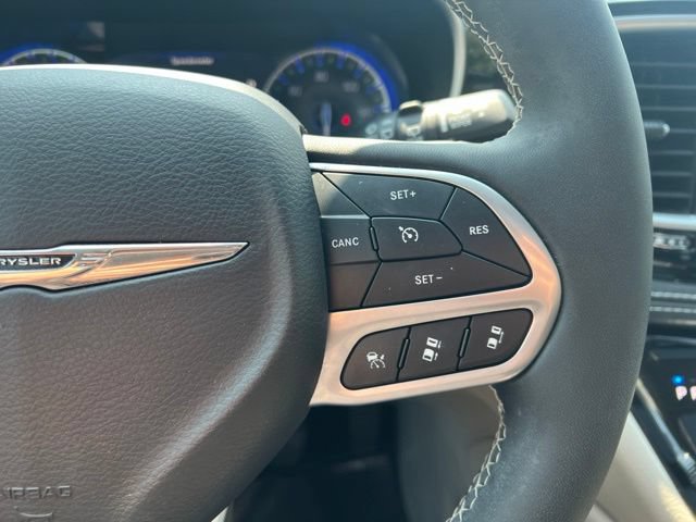 Used 2024 Chrysler Pacifica Limited AWD/4WD image 11
