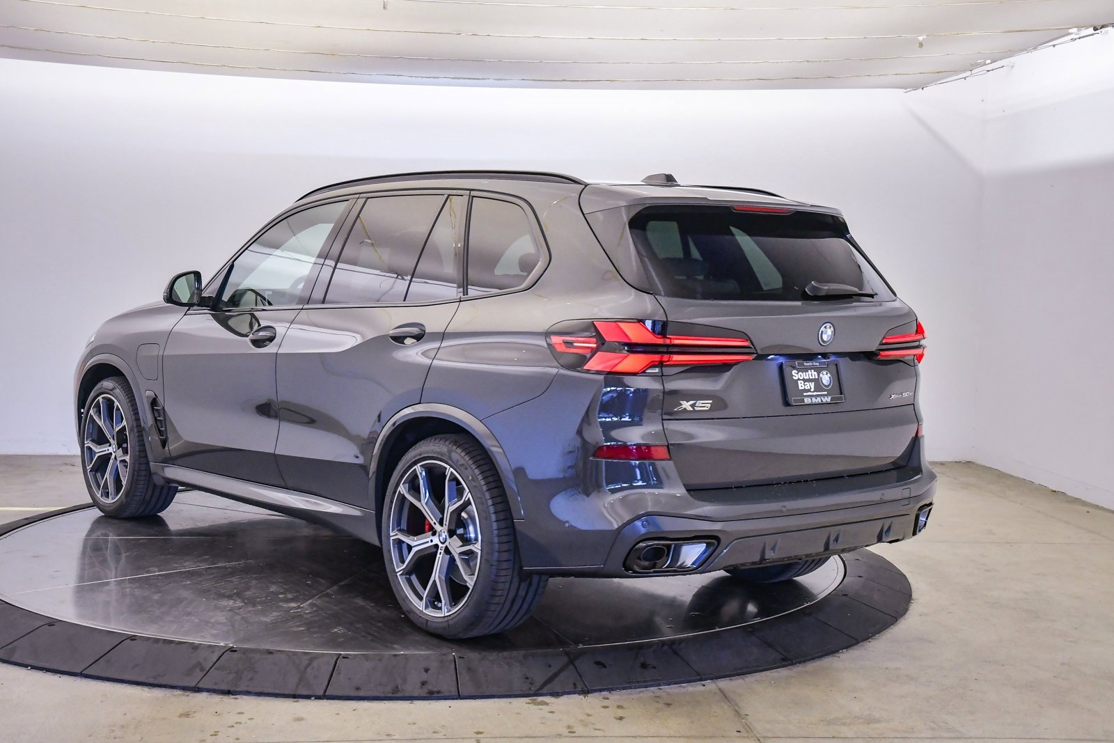 New 2026 BMW X5 xDrive50e w/ M Sport Package image 2