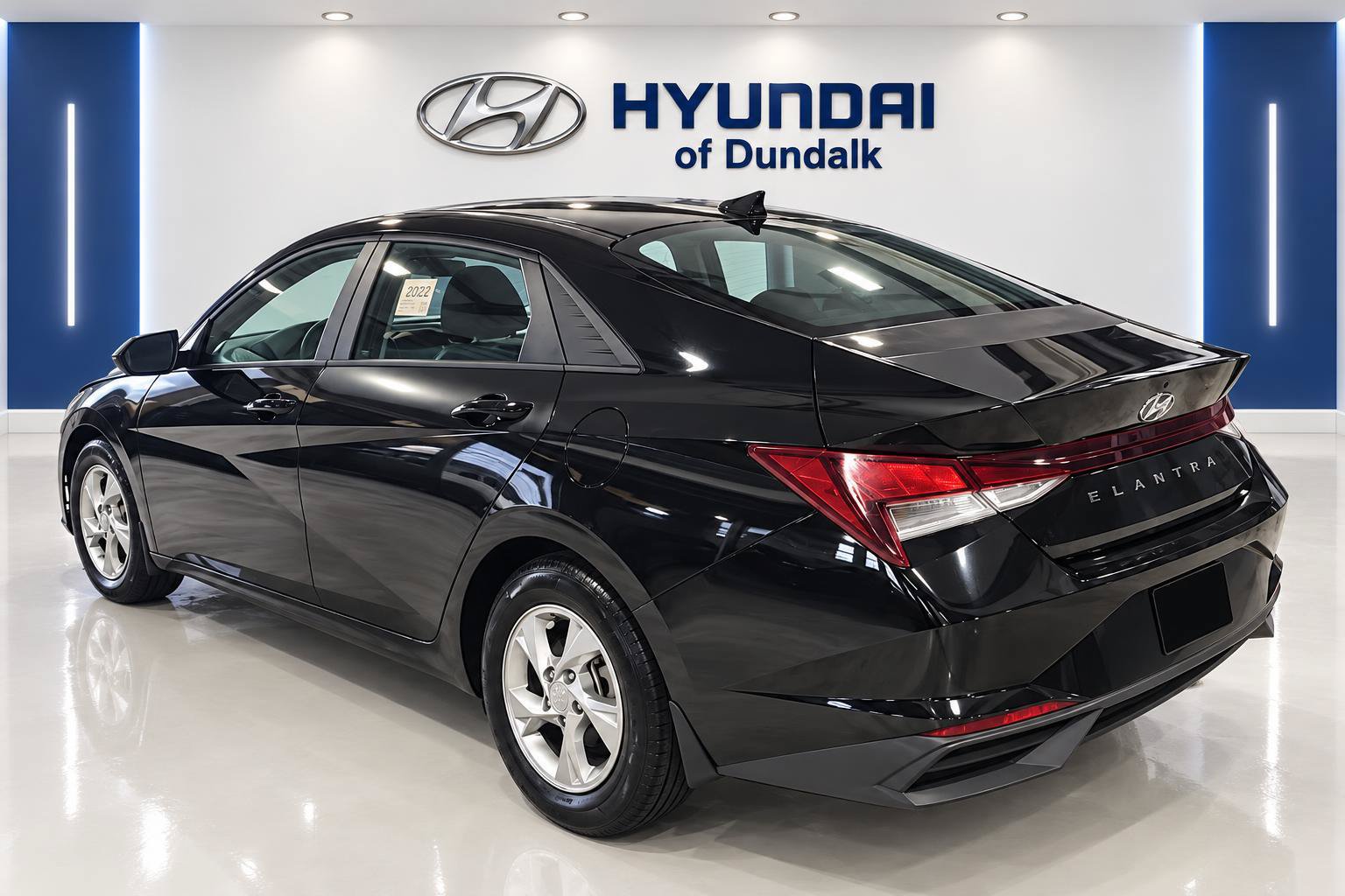 Used 2022 Hyundai Elantra SE FWD image 2