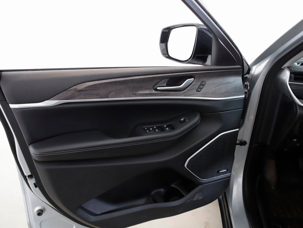 Used 2022 Jeep Grand Cherokee Limited image 14