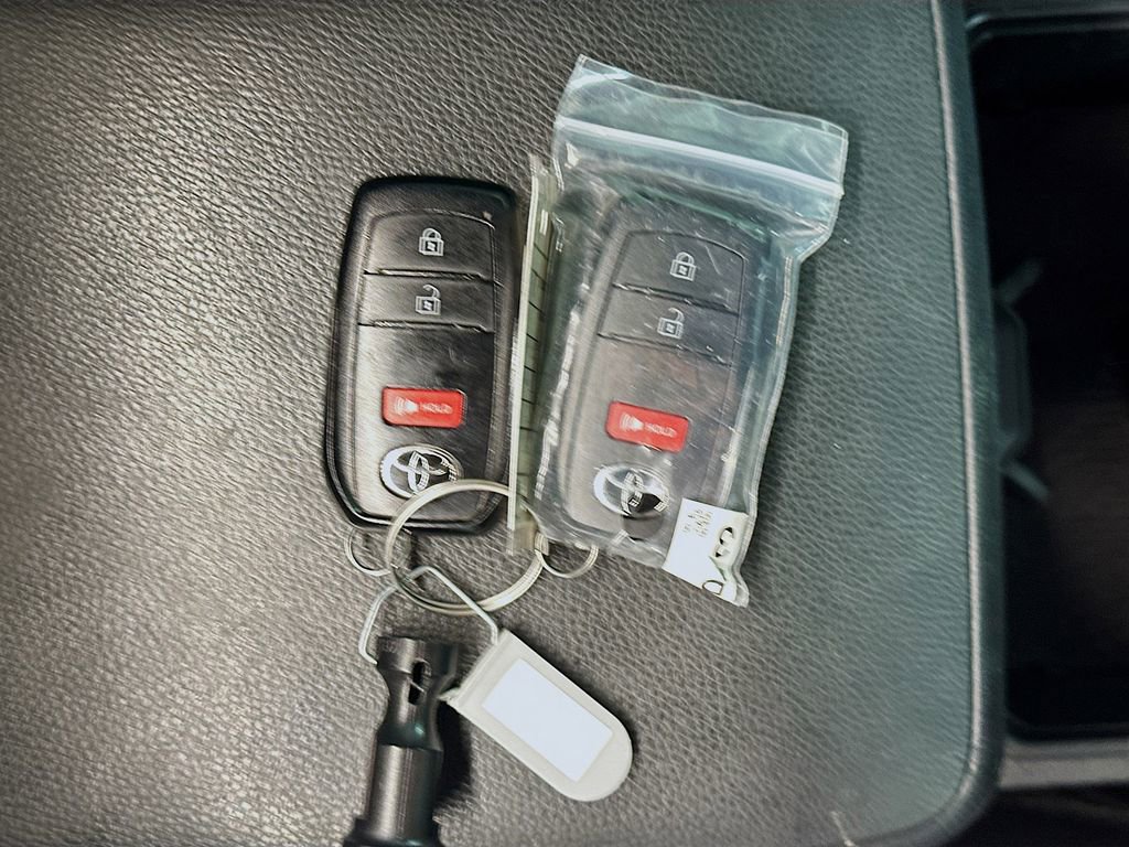 Used 2025 Toyota Tacoma SR AWD/4WD image 34