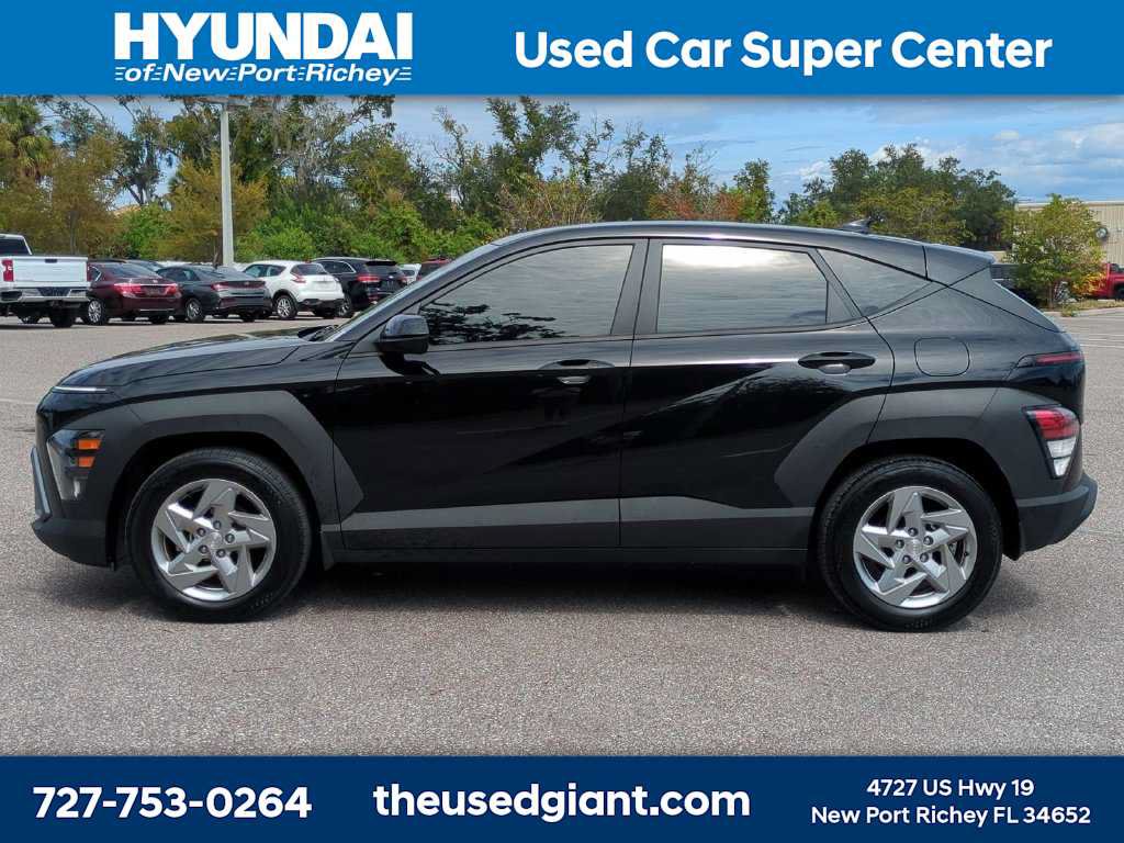 Certified 2025 Hyundai Kona SE FWD image 2