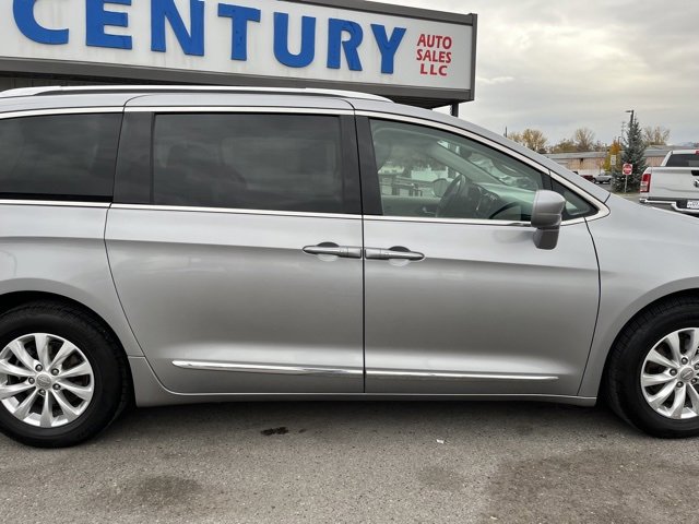 Used 2018 Chrysler Pacifica Touring-L image 17