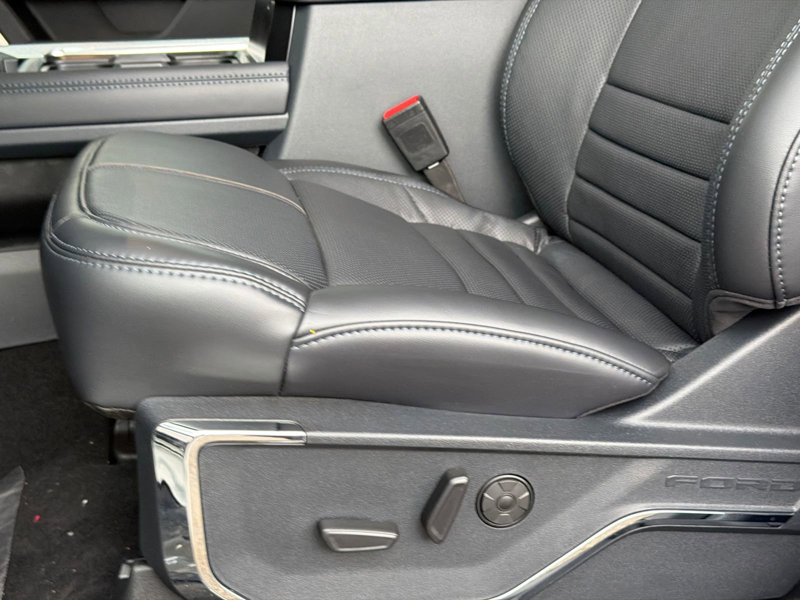 New 2026 Ford F250 Platinum w/ Tremor Off-Road Package image 18