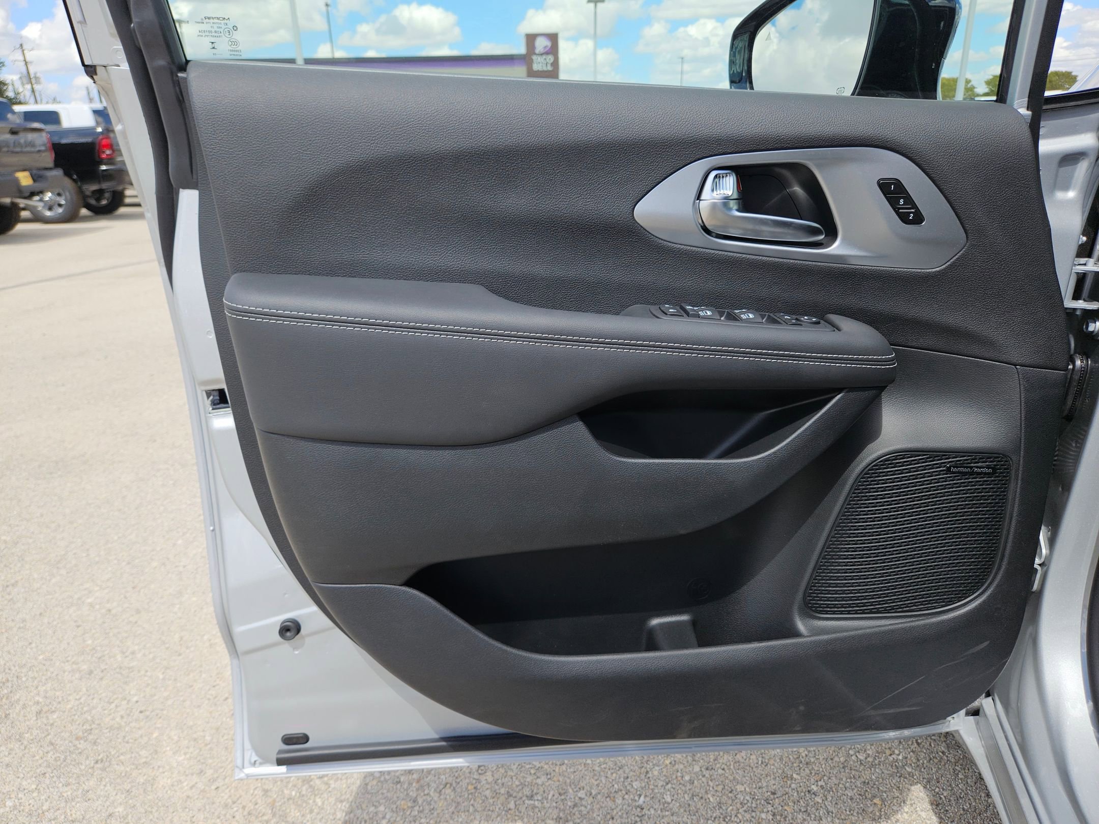 New 2026 Chrysler Pacifica Limited w/ Uconnect Theater Family Group image 11