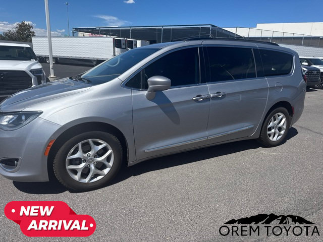 Used 2017 Chrysler Pacifica Touring-L w/ Tire & Wheel Group FWD image 17