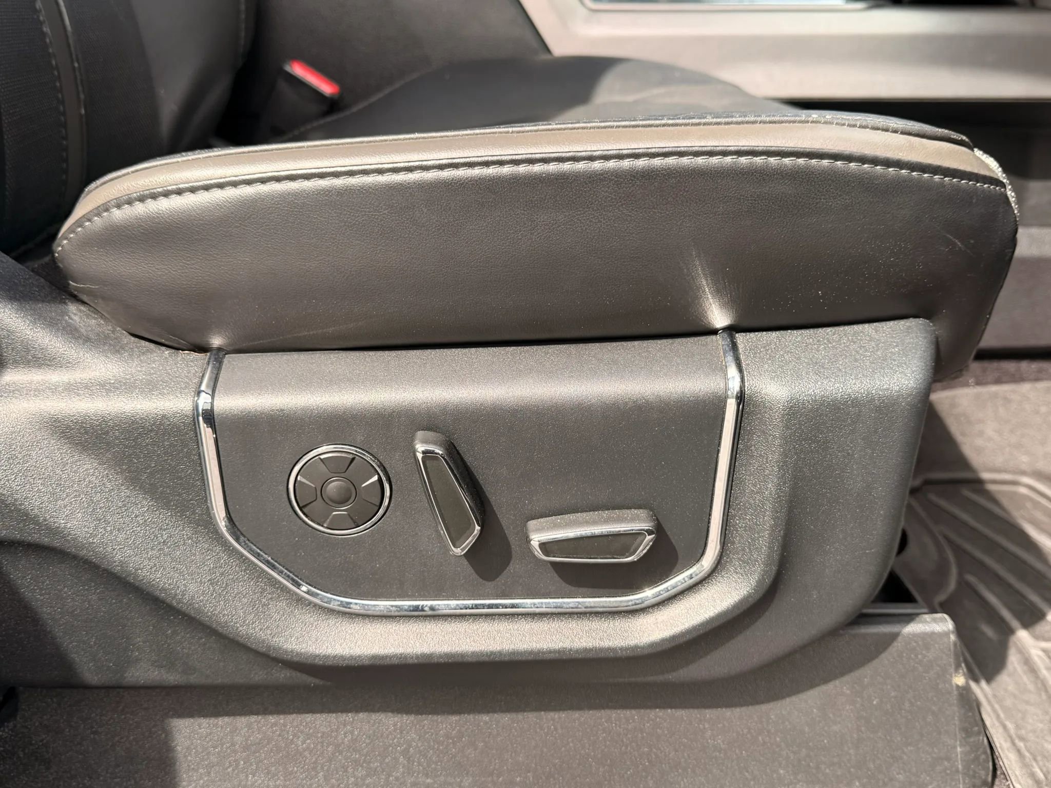 Used 2015 Ford F150 Platinum w/ Equipment Group 701A Luxury image 37