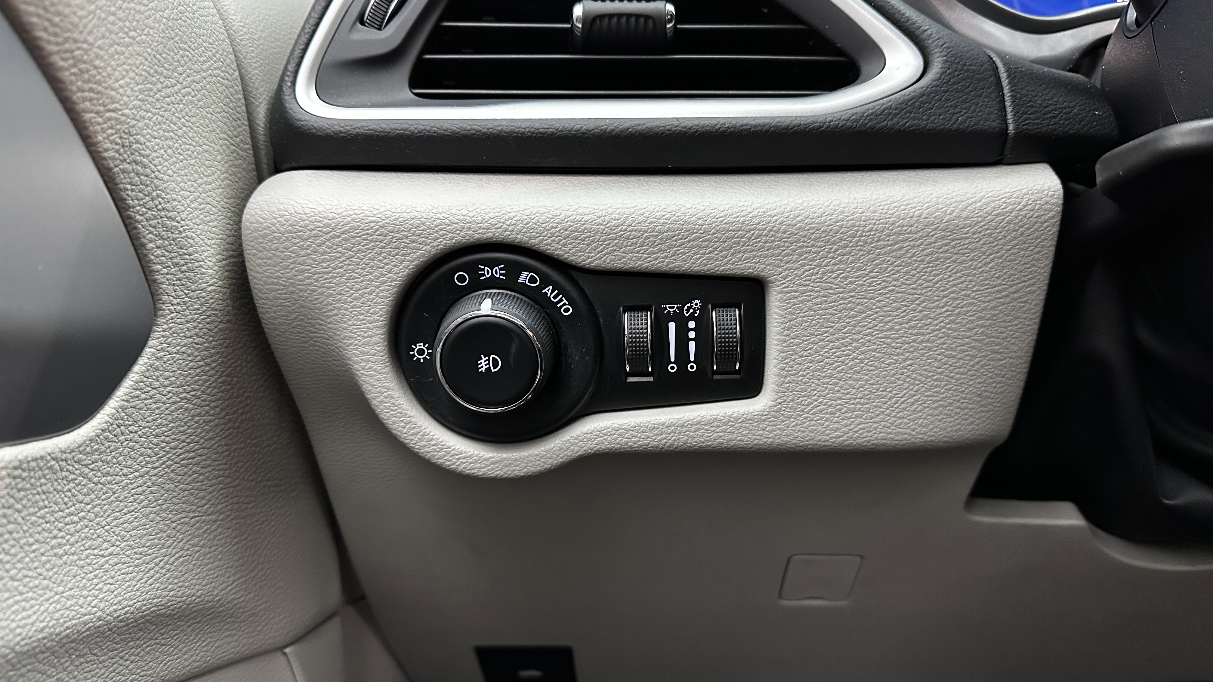 Used 2018 Chrysler Pacifica Touring-L image 23