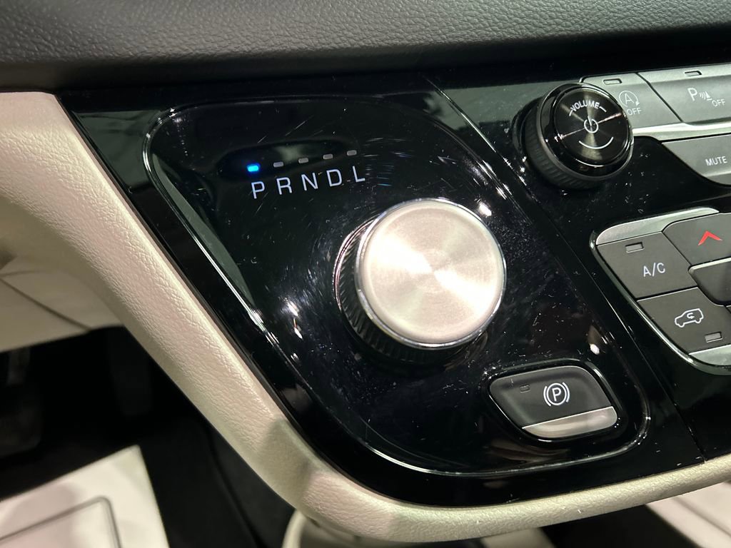 Used 2024 Chrysler Pacifica Touring-L FWD image 20
