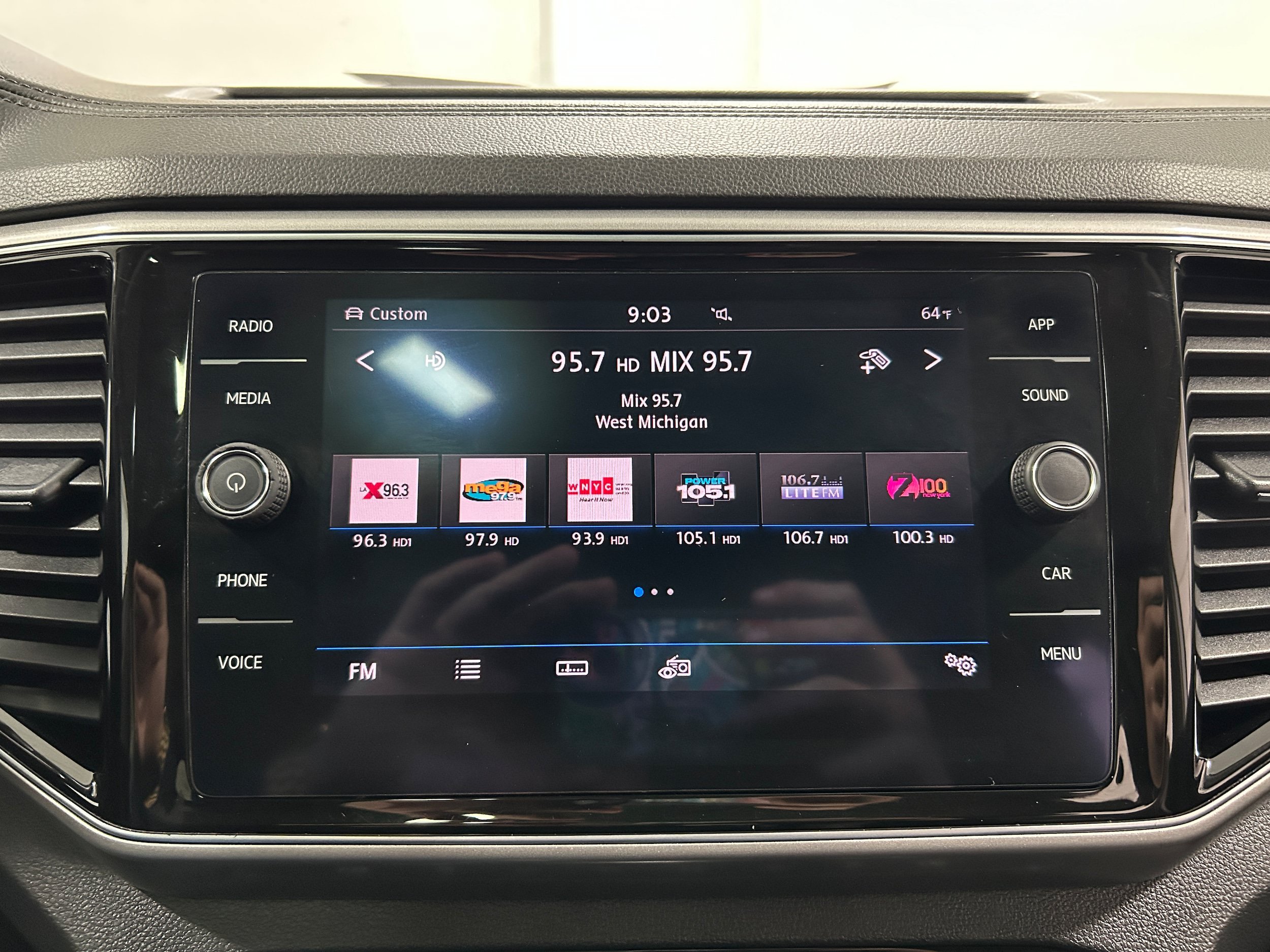 Used 2018 Volkswagen Atlas SEL w/ R-Line Package AWD/4WD image 5
