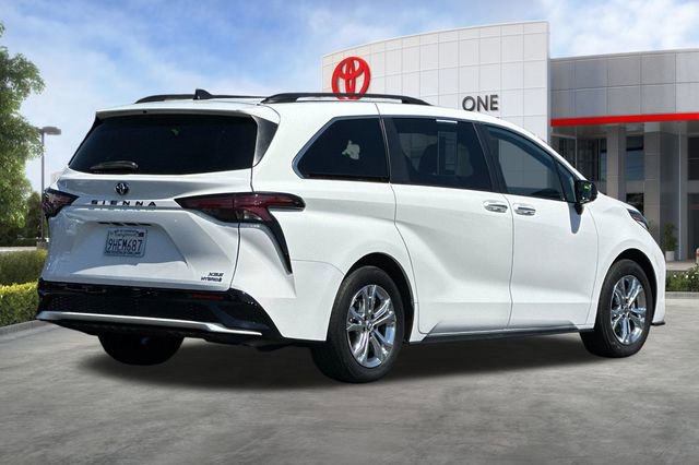 Used 2023 Toyota Sienna XSE w/ XSE Plus Package AWD/4WD image 4